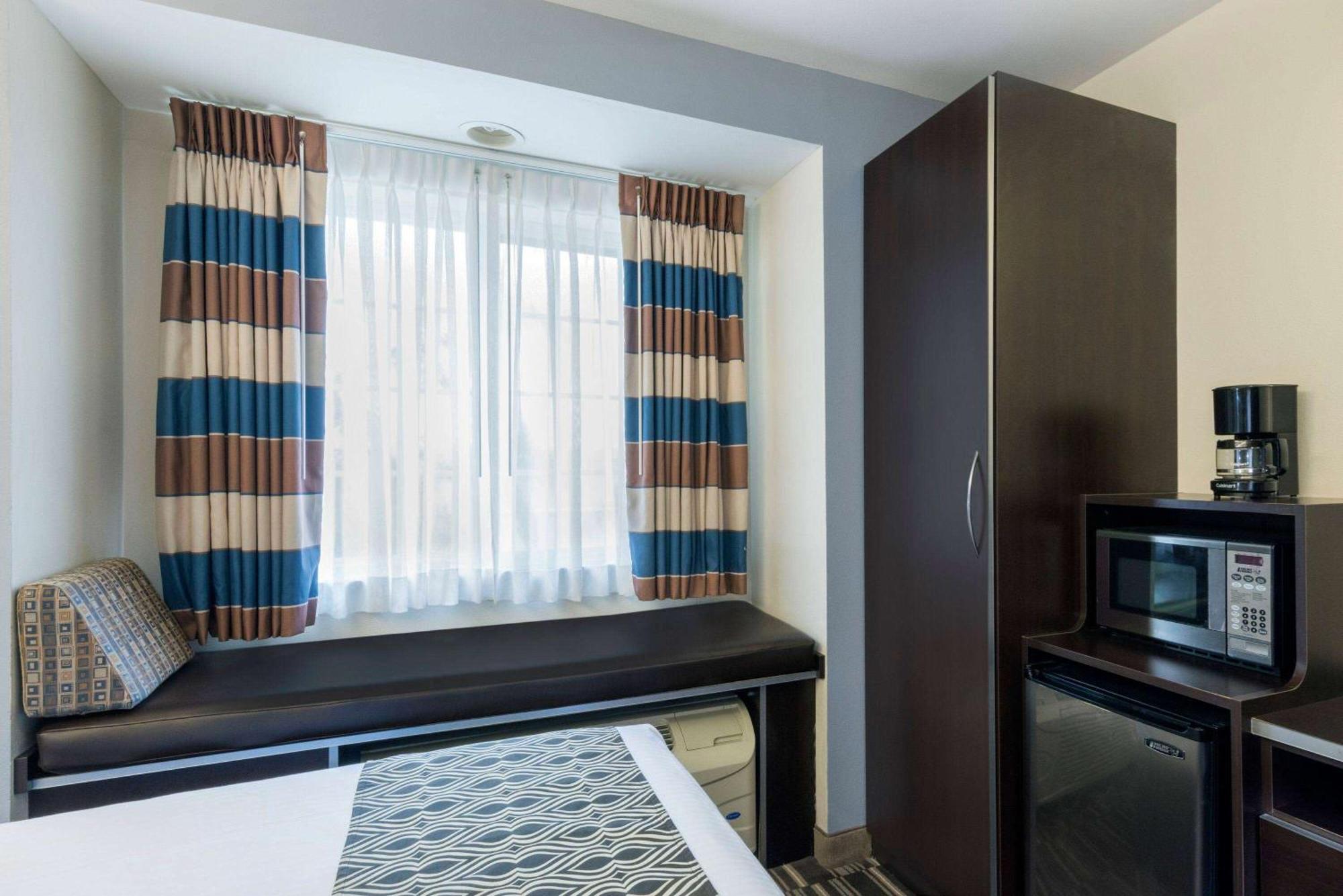 Microtel Inn And Suites Baton Rouge Airport Экстерьер фото